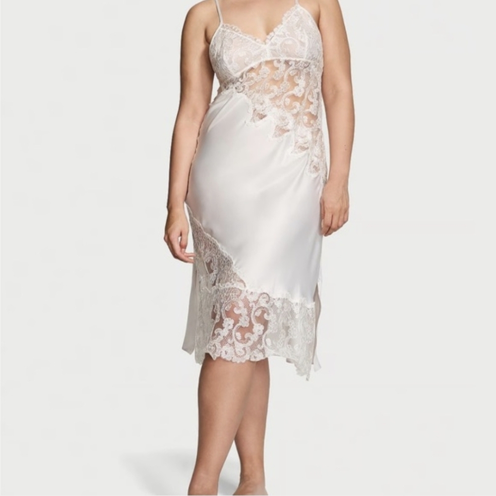 VS Bridal Embroidered Slip Size M NWT!!